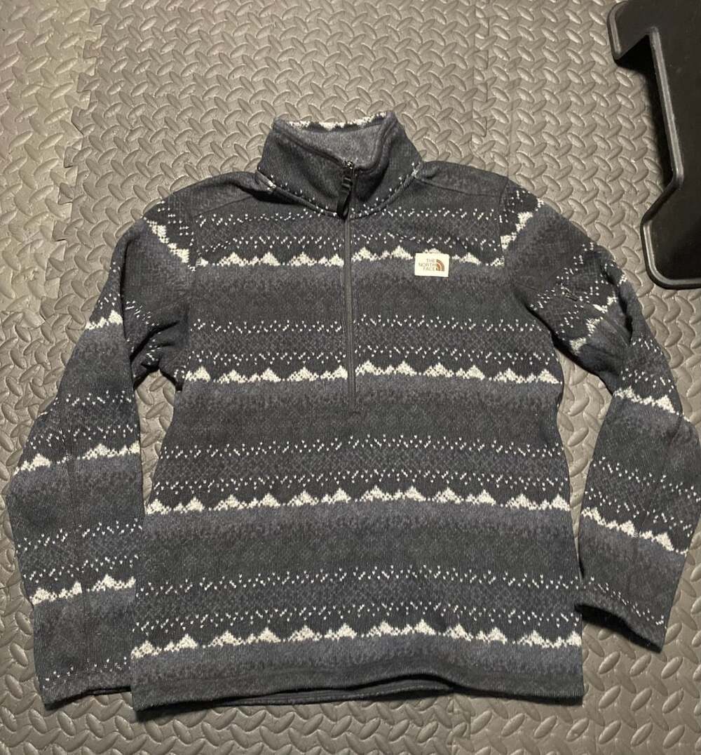 The North Face Men's 1/2 Zip Pullover Sweater Jacket with Mountain Pattern, Size